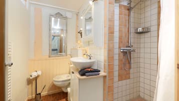 Ducha, secador de pelo, toallas y jabón