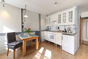 Kühlschrank, Mikrowelle, Herdplatte, Wasserkocher mit Kaffee-/Teezubehör