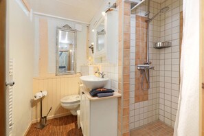 Dusche, Haartrockner, Handtücher, Seife