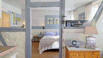 1 dormitorio, tabla de planchar con plancha, wifi y ropa de cama