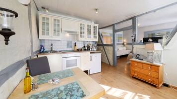 Frigorífico, microondas, placa de cocina y cafetera o tetera