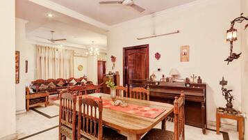 Apartemen, 2 kamar tidur, balkon | Area keluarga | TV