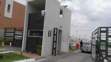 Casa, 2 habitaciones, patio, vista a la montaña | Vista frontal de la propiedad