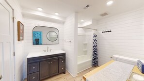 Ensemble douche/baignoire, sèche-cheveux, serviettes fournies