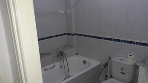 Apartment, 1 Bedroom, Smoking, Garden View | Bathroom