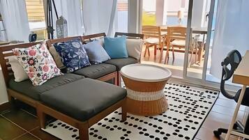 Apartment, 2 Bedrooms, Smoking, Balcony | Living room | Books