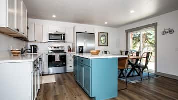 Geladeira, micro-ondas, fogĂŁo, cooktop