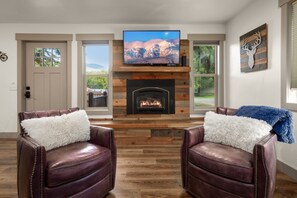 电视、壁炉、书