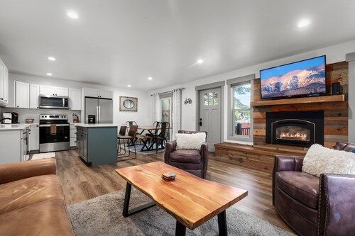 Private hot tub! Perfectly located close to the lake and between town and the ski hill