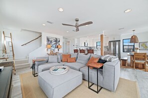 Smart TV - Ocean View THE PALM Newly Renovated Beauty with Breathtaking Views  (Gulf Shores)