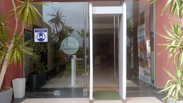 Apartamento, 2 habitaciones, balcón, vistas a la piscina | Entrada al alojamiento