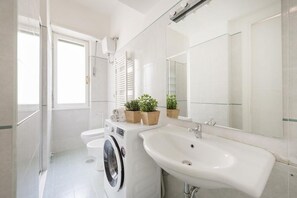 Douche, sèche-cheveux, serviettes fournies