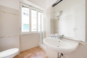 Douche, sèche-cheveux, serviettes fournies