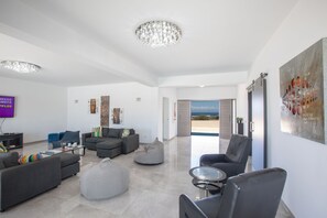 Villa, 6 Bedrooms, Private Pool, Garden View | Interior