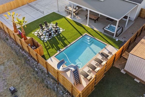 Private Pool w/slide, hot tub, firepit, pickleball, pool table, ping pong, VIEWS
