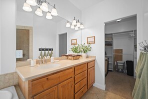 Combined shower/bathtub, hair dryer, towels, soap
