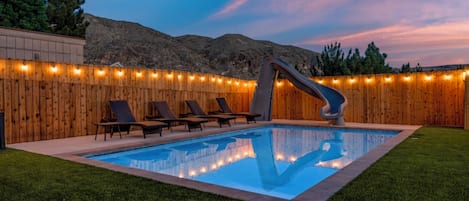 Una piscina al aire libre, una piscina climatizada