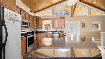 雪櫃、微波爐、焗爐、爐具