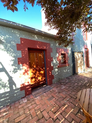 Exterior detail - Port Elliot Studio Spa Apartment (Port Elliot)