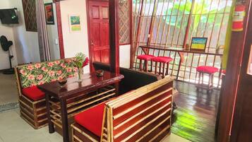 House, 2 Bedrooms, Patio, Garden View | Ruang tamu