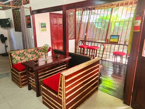 Apartment, 2 Bedrooms, Patio, Garden View | Ruang Istirahat