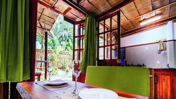 House, 2 Bedrooms, Patio, Garden View | Ruang makan