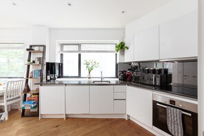 Kjøleskap, mikrobølgeovn, ovn og kokeplater