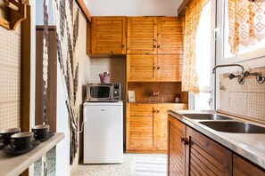 Kühlschrank, Mikrowelle, Ofen, Wasserkocher mit Kaffee-/Teezubehör