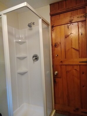 Regadera, toallas, jabón, papel de baño