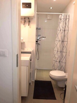 Shower, towels