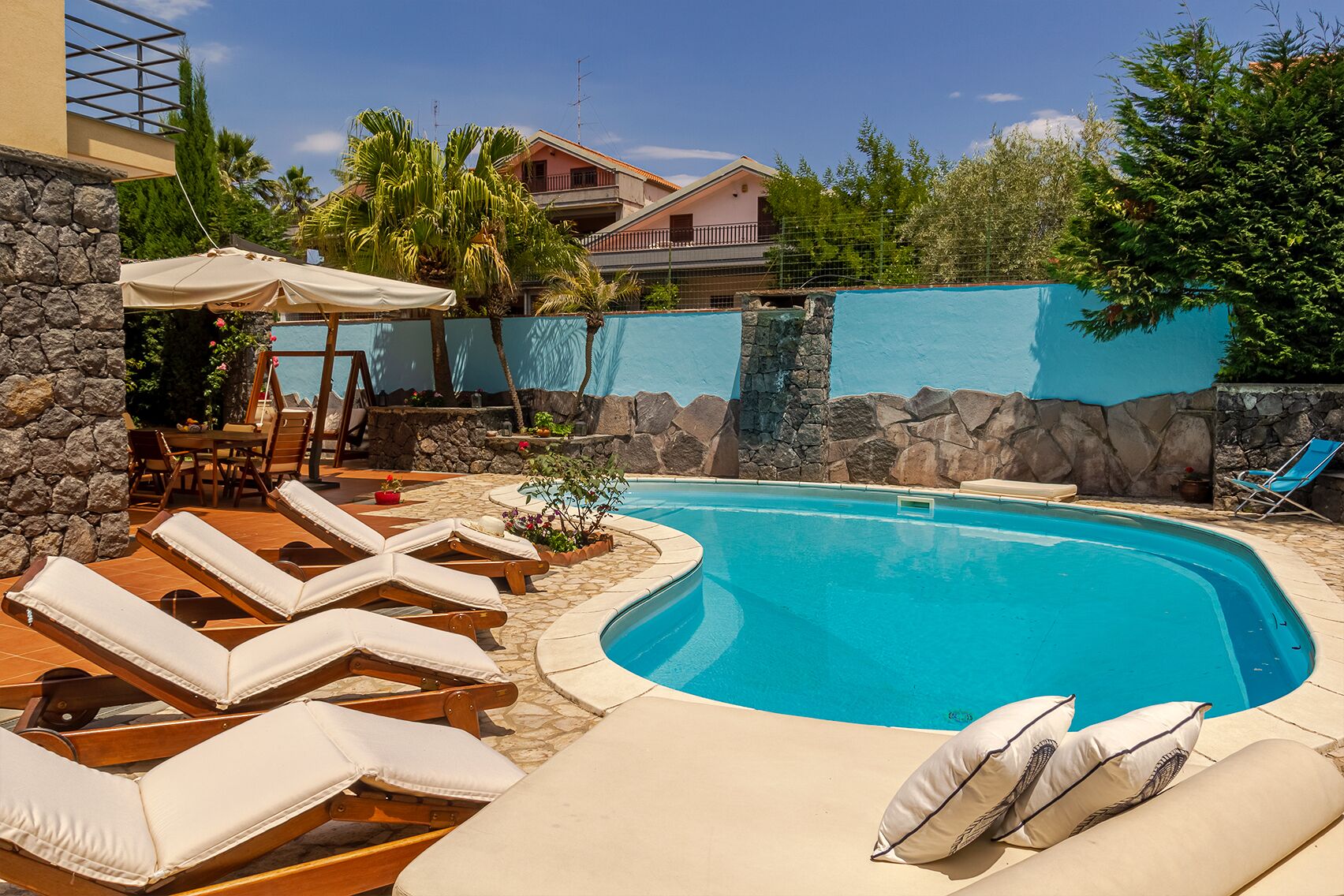 Una piscina al aire libre