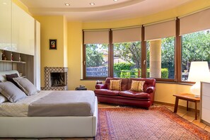 5 bedrooms, in-room safe, desk, soundproofing