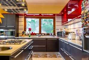 冰箱、微波炉、烤箱、炉灶