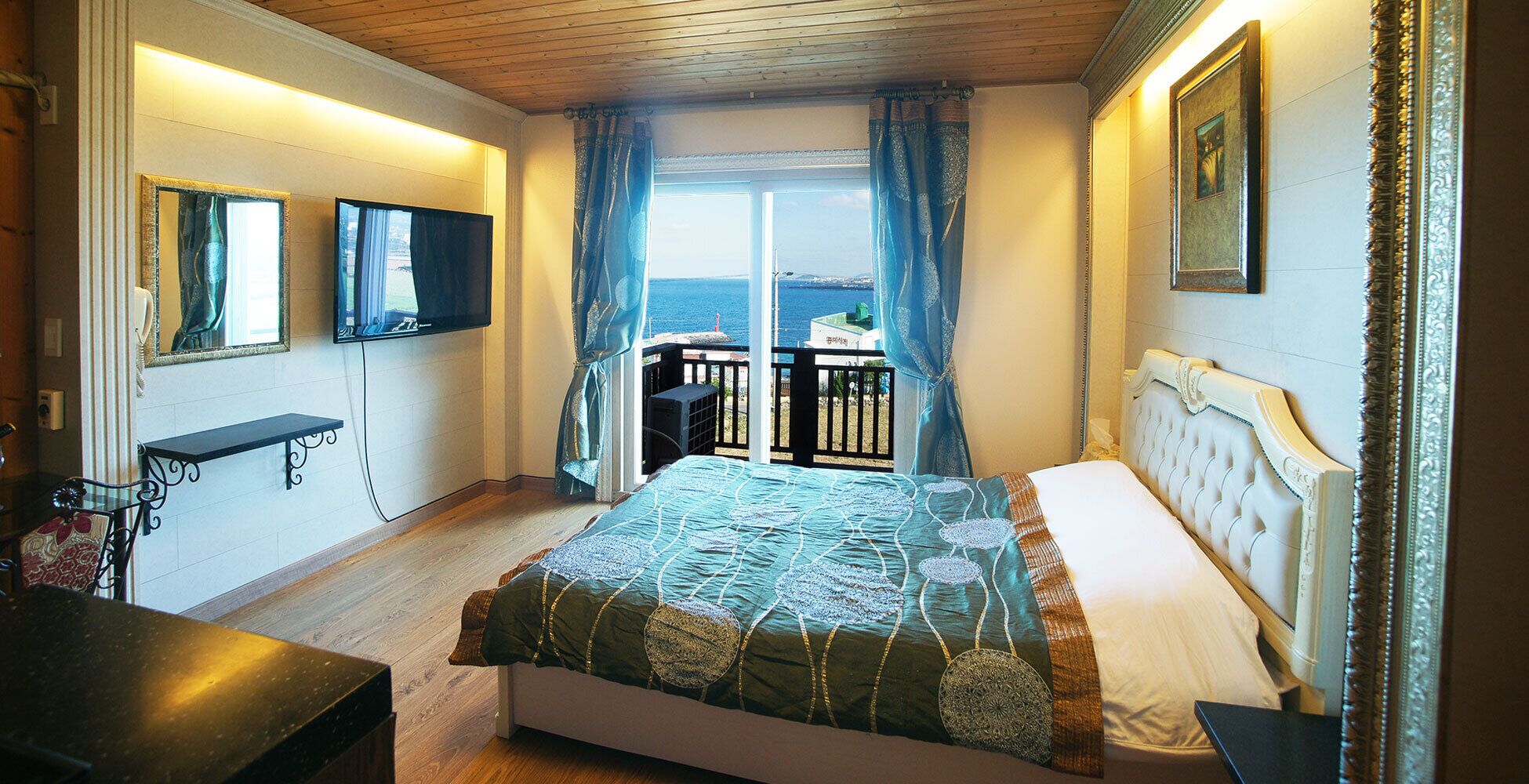 Ocean View | Individually decorated, laptop workspace, free WiFi