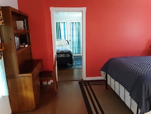 2 Schlafzimmer, Schreibtisch, Bettwäsche