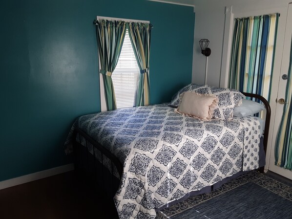 2 عدّة غرف نوم ومكتب وملاءات أسرّة