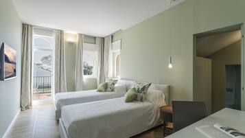 5 camere, una cassaforte in camera, una scrivania, ferro/asse da stiro