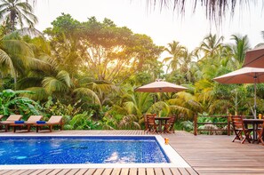 Una piscina al aire libre