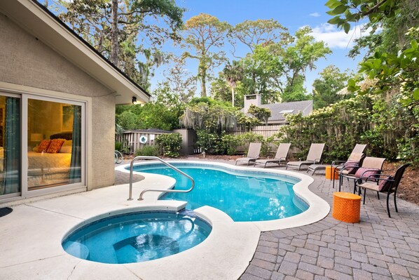 Alberca al aire libre y alberca climatizada