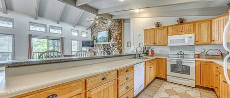 Kjøleskap, mikrobølgeovn, kokeplater og oppvaskmaskin