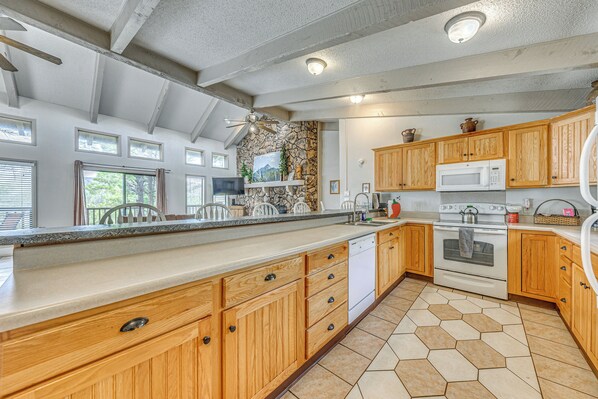 Réfrigérateur, micro-ondes, plaque de cuisson, lave-vaisselle