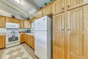 Réfrigérateur, micro-ondes, plaque de cuisson, lave-vaisselle