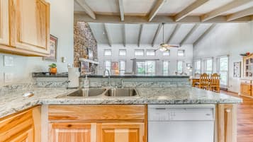 Réfrigérateur, micro-ondes, plaque de cuisson, lave-vaisselle