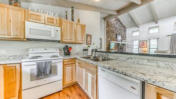 Réfrigérateur, micro-ondes, plaque de cuisson, lave-vaisselle