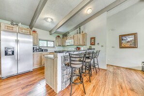Fridge, microwave, stovetop, dishwasher - Spacious Ruidoso Retreat: Game Room & Pool Access! (Ruidoso)