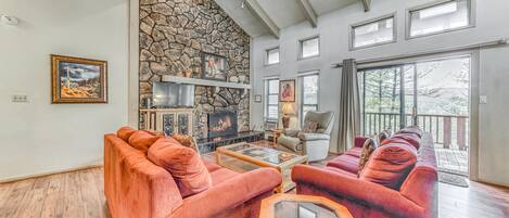 Télévision, cheminée, lecteur de DVD, baby-foot