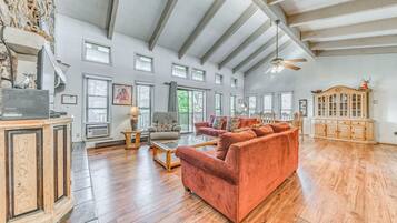 Télévision, cheminée, lecteur de DVD, baby-foot