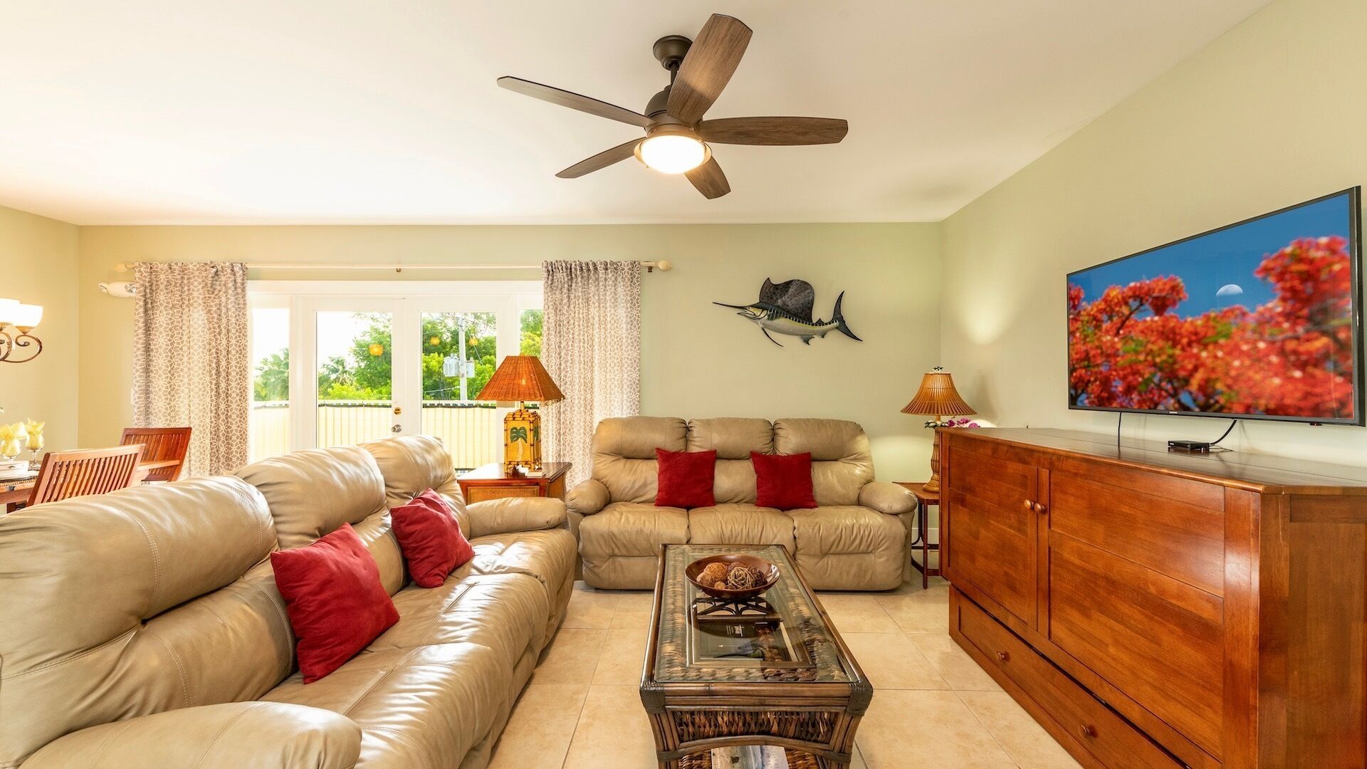 **COASTLINE COMFORT @ COCONUT MALLORY** Condo + LAST KEY SERVICES…