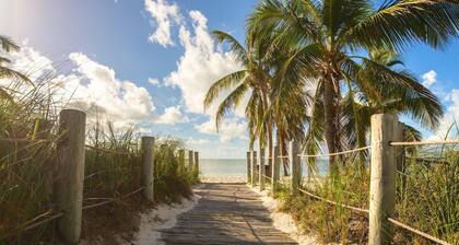 **SET SAIL @ COCONUT MALLORY** Condo + LAST KEY SERVICESâŠ