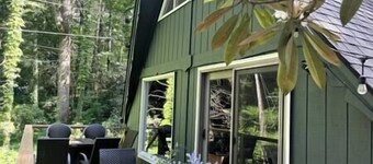 Cozy Cottage w Hot Tub, 5 min walk to Main St